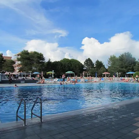 Relax And Chill By The Pool - Beahost
